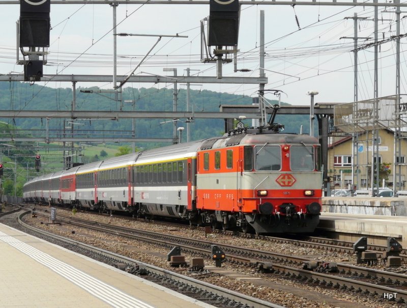 SBB - Re 4/4 11109 vor Schnellzug bei der Durchfahrt im Bahnhof Liestal am 11.05.2009