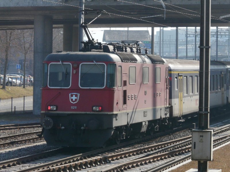 SBB - Re 4/4 11121 im Bahnhofsareal von Sursee am 17.02.2008