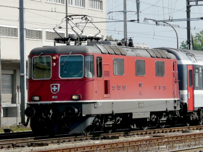 SBB - Re 4/4  11132 mit Schnellzug unterwegs in Prattelen am 19.09.2008