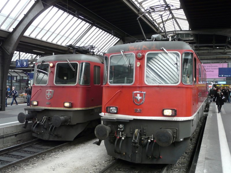 SBB - Re 4/4 11139 zusammen mit der Re 4/4 11187 im Hauptbahnhof Zrich am 14.03.2009