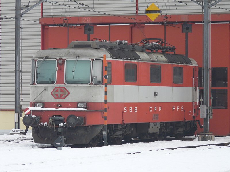 SBB  - Re 4/4  11141 vor dem Lokdepot in Biel/Bienne am 11.01.2009