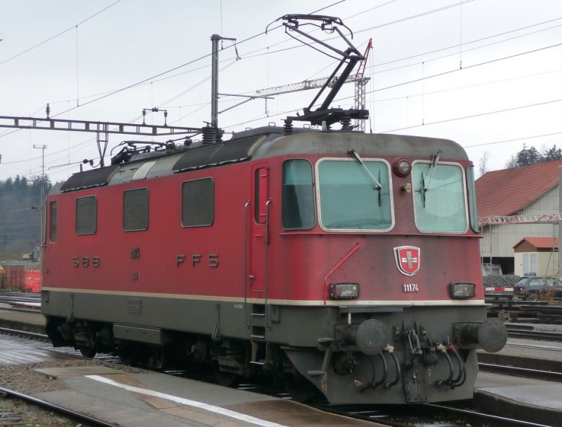 SBB - Re 4/4  11174 im Bahnhof von Suhr am 07.02.2009