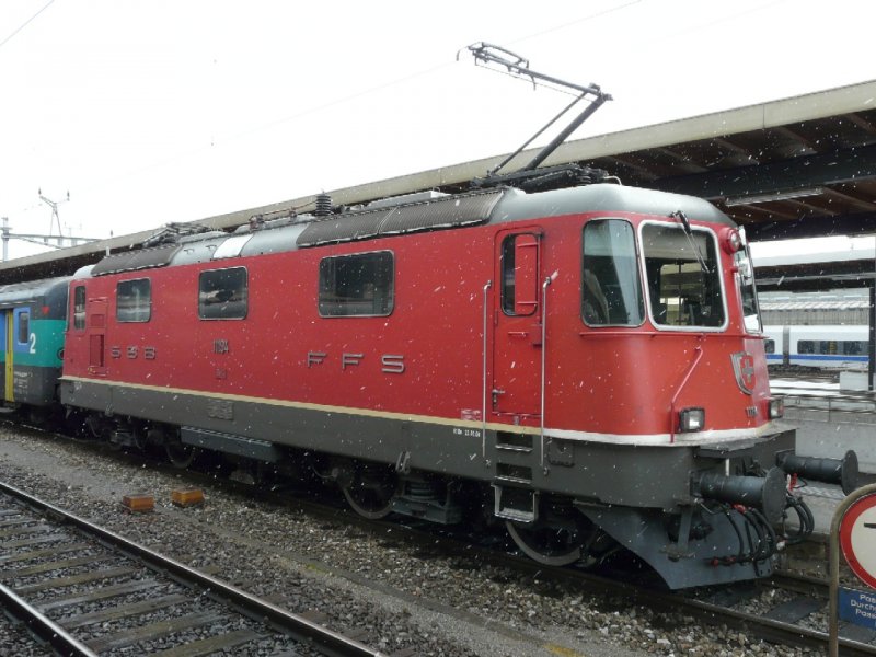 SBB - Re 4/4 11194 mit Res. Schnellzug von Biel - Bern und zurck bei leichtem Schneefall im Bahnhof von Biel / Bienne am 24.03.2008