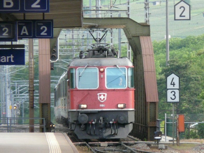 SBB - Re 4/4 11198 unterwegs nach Chur bei der einfahrt in den Bahnhof von Landquart am 25.05.2008