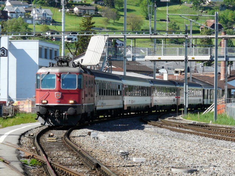SBB - Re 4/4 11199 vor Schnellzug aus St.Gallen nach Chur bei der einfahrt in den Bahnhof von Sargans am 07.05.2009