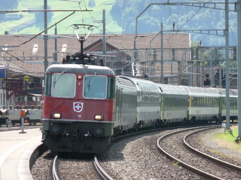 SBB - Re 4/4 11209 vor Schnellzug bei der einfahrt in den Bahnhof von Schwyz am 08.09.2008