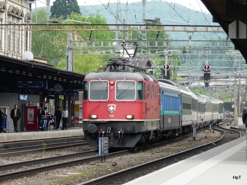 SBB - Re 4/4 11215 vor Schnellzug bei der Durchfahrt im Bahnhof Liestal am 11.05.2009