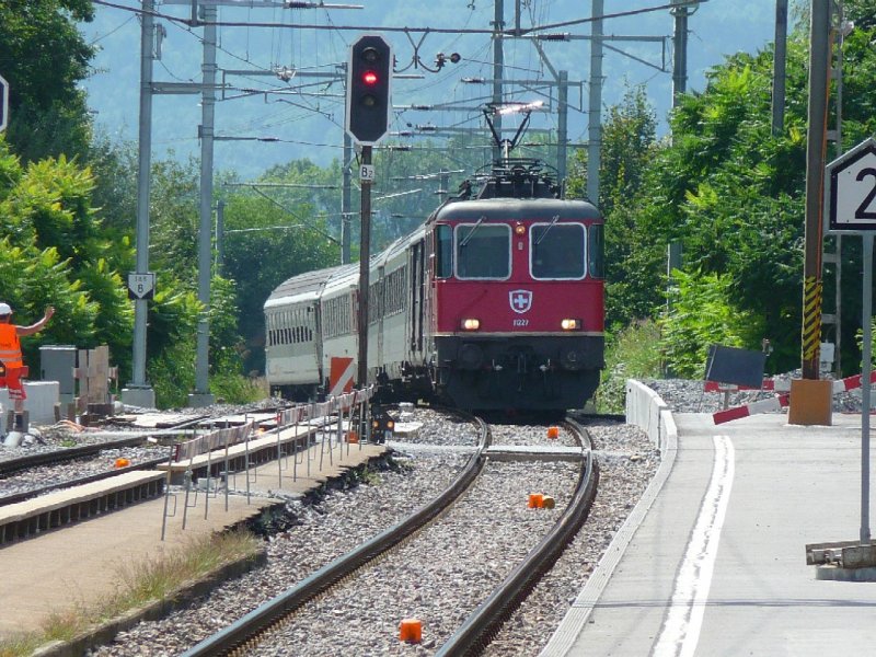 SBB - Re 4/4 11227 mit Schnellzug von Chur nach St.Gallen bei der einfahrt in den Bahnhof Altsttten am 03.09.2008