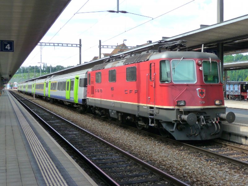 SBB - Re 4/4 11254 zu Gast bei der bls im Bahnhof von Spiez am 16.08.2008