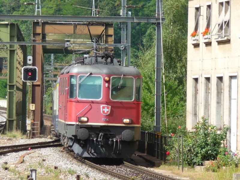 SBB - Re 4/4 11254 vor Regionalzug bei der einfahrt im Bahnhofsareal von Brig am 11.08.2008