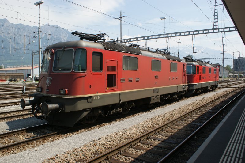 SBB Re 4/4 11255 und Schwesterlok 11257 warten in Buchs St. Gallen auf neue Aufgaben.