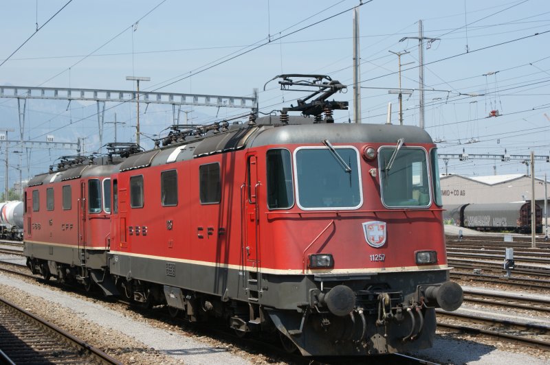 SBB Re 4/4 11257 und Schwesterlok 11255 warten in Buchs St. Gallen auf neue Aufgaben.