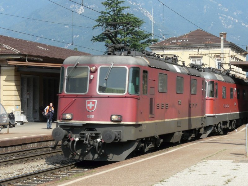 SBB - Re 4/4 11289 + Re 6/6 mit Gterzug bei der Durchfahrt im Bahnhof von Bellinzona am 18.09.2008