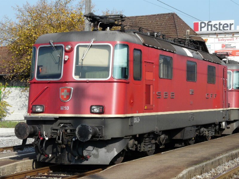 SBB  - Re 4/4 11293 im Bahnhof von Suhr am 08.11.2008