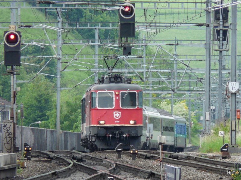 SBB - Re 4/4 11301 vor Schnellzug bei der Durchfahrt im Bahnhof Liestal am 11.05.2009