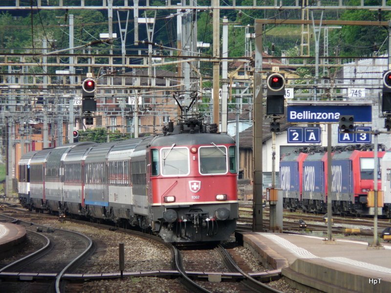 SBB - Re 4/4 11302 vor Schnellzug bei der einfahrt in den Bahnhof von Bellinzona am 13.05.2009