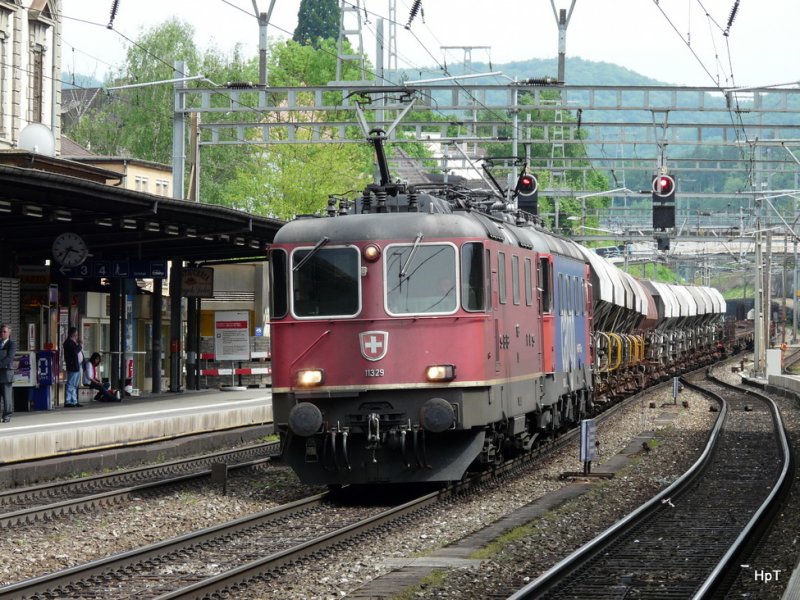 SBB - Re 4/4 11329 und Re 620 vor Gterzug bei der Durchfahrt im Bahnhof Liestal am 11.05.2009