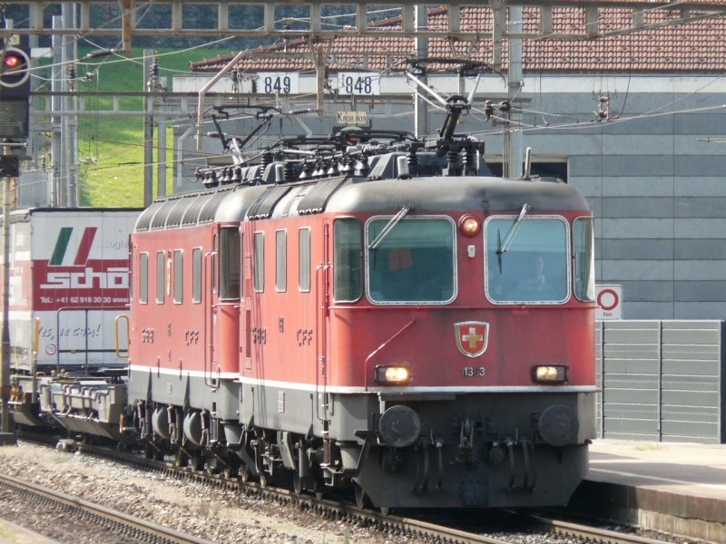 SBB - Re 4/4 11363 + Re 6/6 mit Gterzug bei der Durchfahrt im Bahnhof von Bellinzona am 18.09.2008