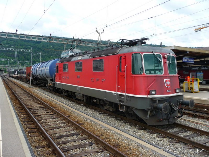 SBB - Re 4/4 11366 mit Messzug und am Schlus die Ae 6/6 11435 im Bahnhof von Biel am 23.06.2009