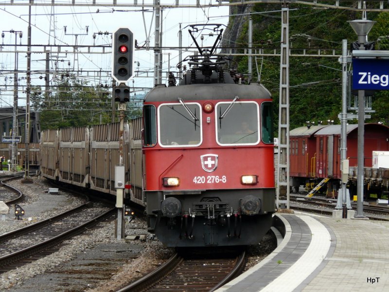 SBB - Re 4/4  420 276-8 vor Gterzug bei der Durchfahrt im Bahnhof Ziegelbrcke am 19.07.2009