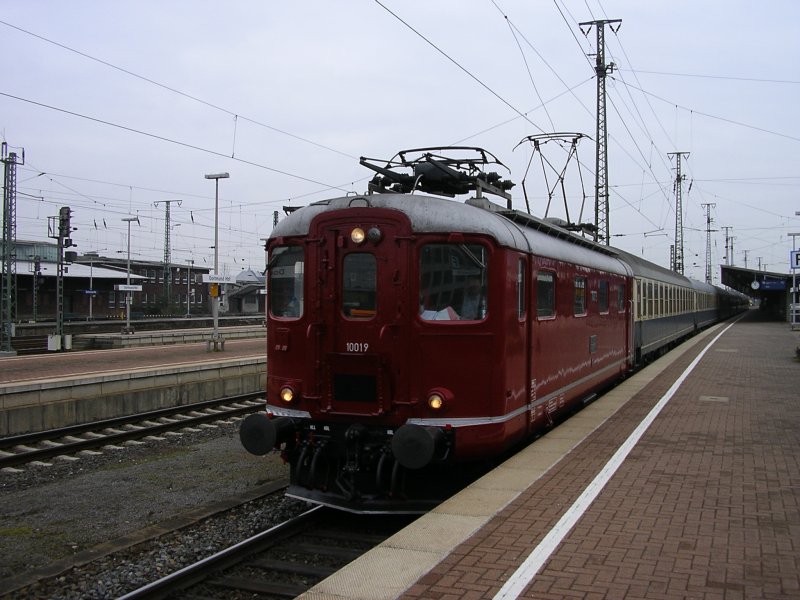 SBB Re 4/4 I 10019 mit DPE 82894 FUN EXPRESS zum Eurostrand Mosel,Ausfahrt Gleis 16 im Dortmunder Hbf.(07.03.2008)