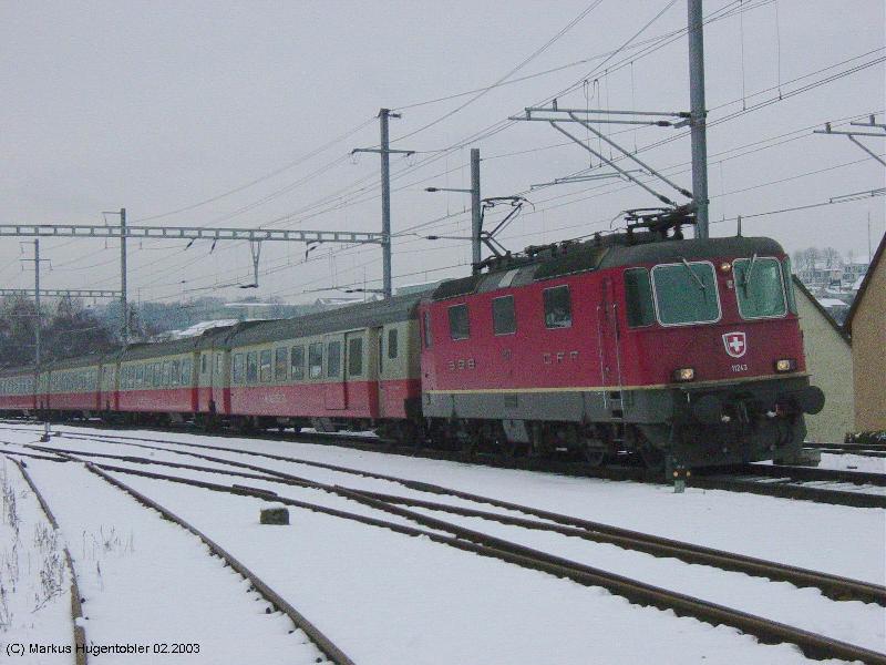 SBB Re 4/4 II 11243 vor dem D 2596 mit EW III Pendel  Swiss Express  Schaffhausen-Zrich HB am 08.02.2003 in Neuhausen am Rheinfall
