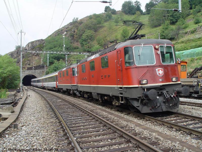 SBB Re 4/4 II 11257 und noch eine Re 4/4 II mit dem IC 331 Basel SBB - Milano Centrale am 30.08.03 bei Ausserberg