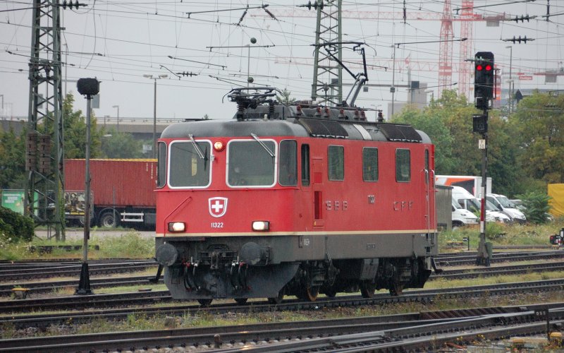 SBB Re 4/4 II 11322, ehemalige Werbelok  1/2 Tax-Abo , durchfhrt als Solofahrzeug den Bahnhof von Basel-Bad Richtung Basel SBB. (August 2008).