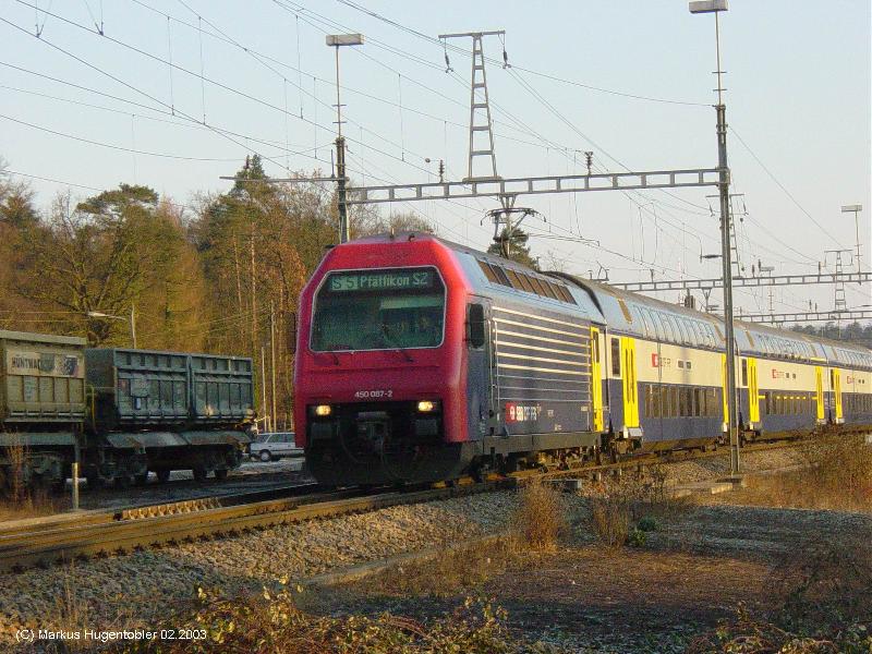 SBB Re 450 087-2 mit S 5 nach Pfäffikon SZ am 01.02.2003 in Hüntwagen-Wil 