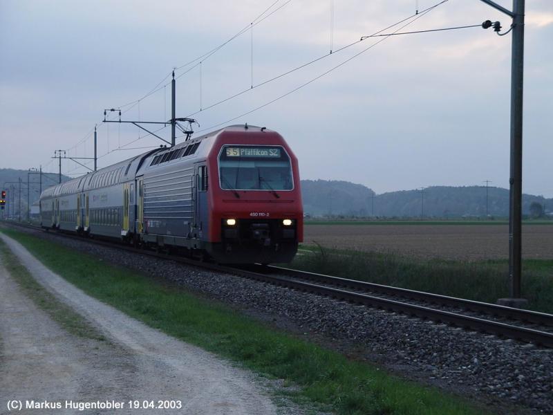 SBB Re 450 110-2 mit S5 Rafz - Pfffikon SZ zwischen Rafz und Hntwagen-Wil am 19.04.2003
