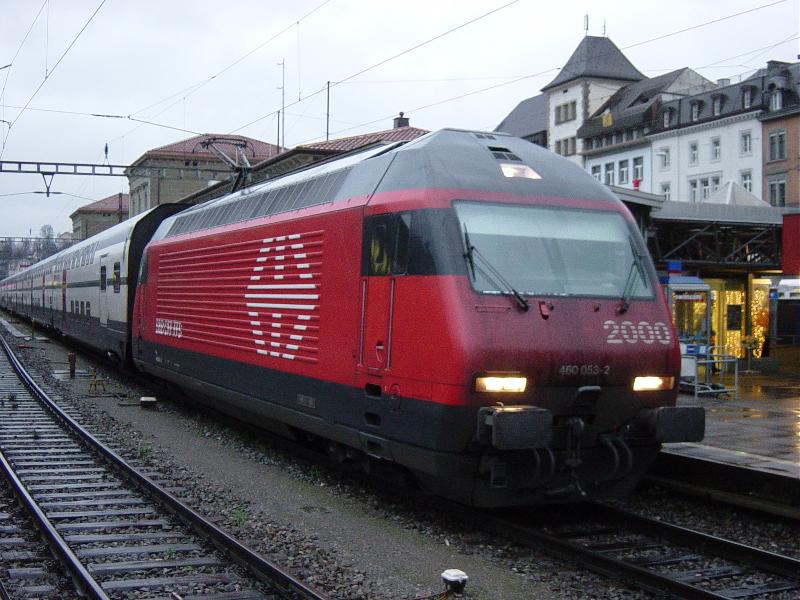 SBB Re 460 053-2 vor einem IC 2000 am 02.01.03 in Schaffhausen