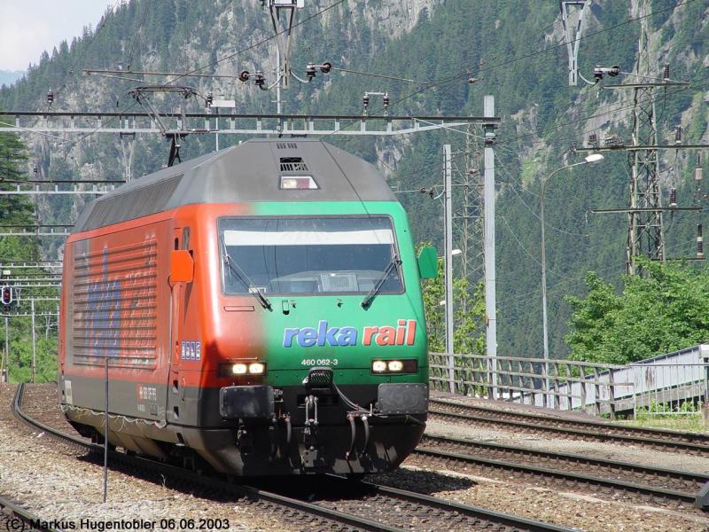 SBB Re 460 062-3 (Werbelok Reka-Rail) am 07.06.2003 bei Gschenen