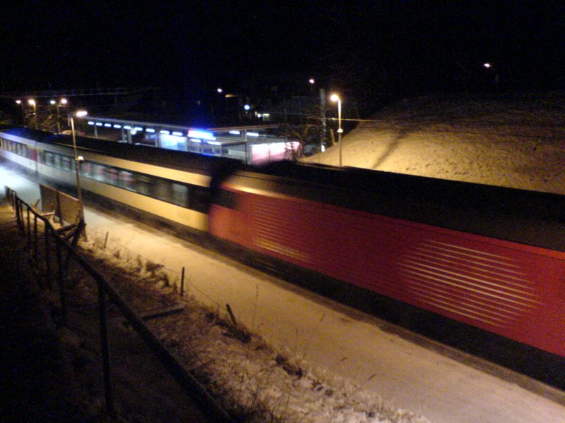 SBB Re 460 mit IC bei der durchfahrt vom verschneiten Thrishaus. 24.1.2007
