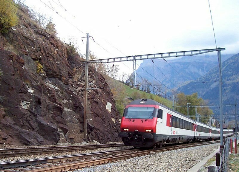SBB Re 460 schiebt einen IC am 09.11.2006 zwischen Lalden und Eggerberg in Richtung Ltschberg-Tunnel.