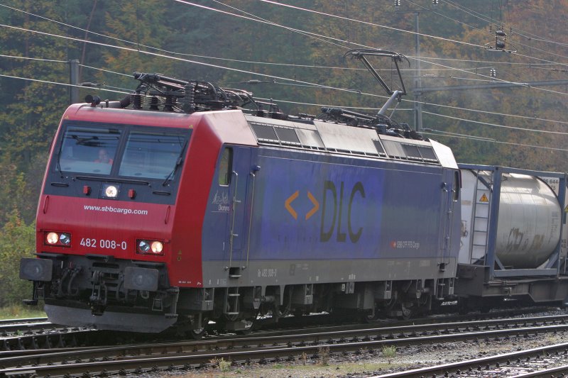 SBB Re 482 008  Oekotrans  vermietet an  DLC  am Bzberg/AG auf dem Weg nach Basel