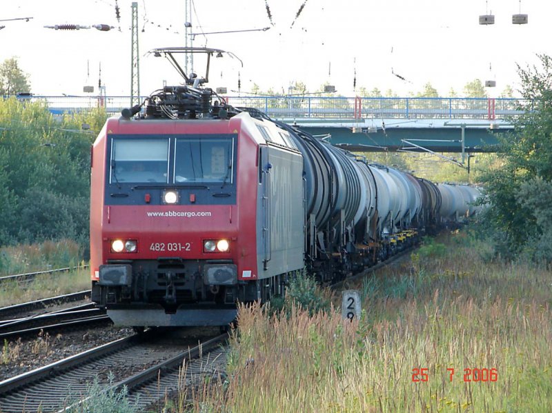 SBB RE 482 031-2 an einem frhen Dienstagmorgen bei der Einfahrt zum Rostocker Seehafen. 25.7.06