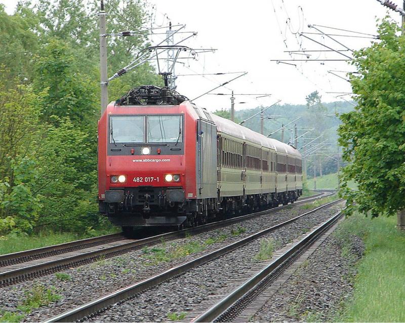 SBB Re 482 mit einem Sonderzug aus Kln nach Binz. Aufgenommen am 25.5.06 kurz vor Rostock