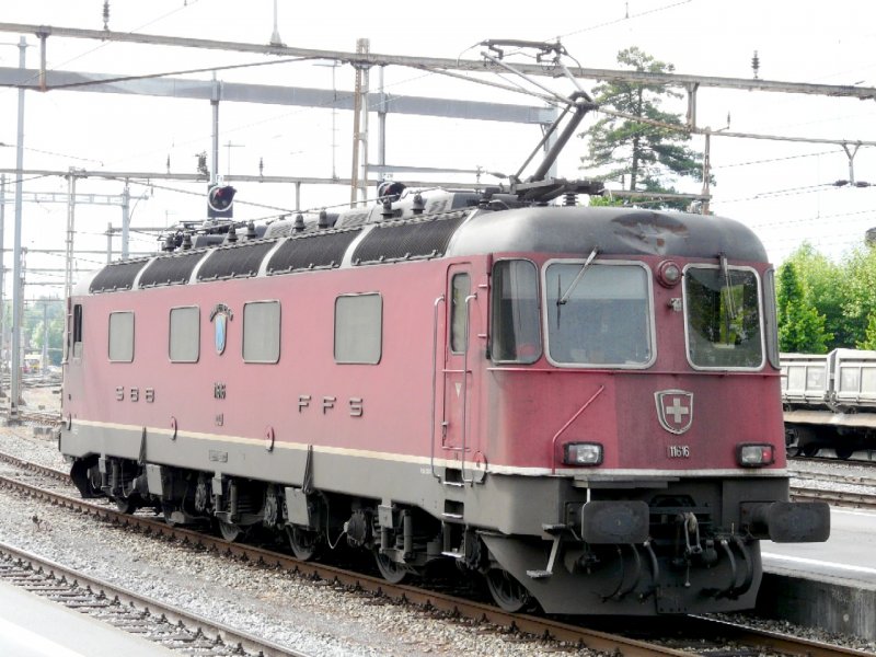 SBB - Re 6/6 11616 mit Grosser Beule im Dach auf der Stirnseite am warten im Bahnhof von Thun am 24.05.2008