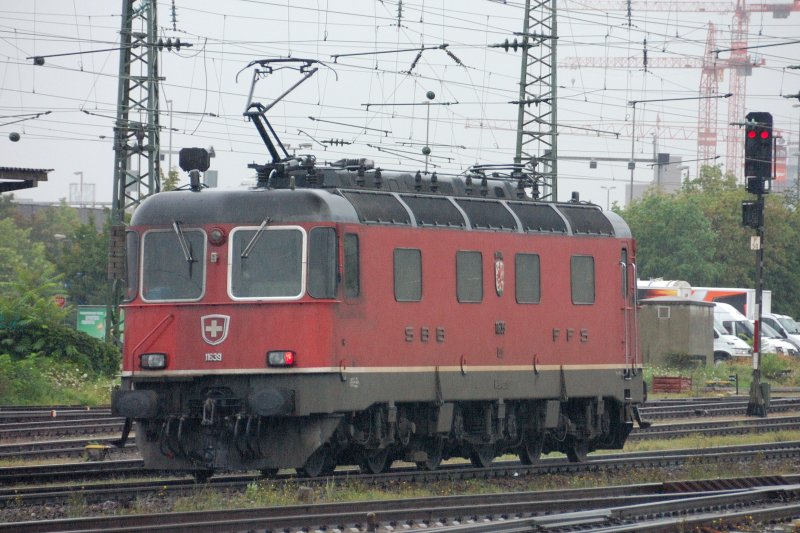SBB Re 6/6 11639  Murten  durcheilt als Lokzug den Bahnhof von Basel-Bad. (12. August 2008).