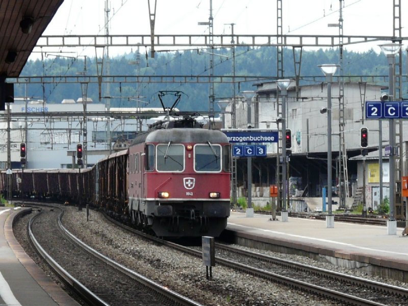 SBB - Re 6/6 11643 vor Gterzug bei der Durchfahrt in Herzogenbuchsee am 11.07.2008
