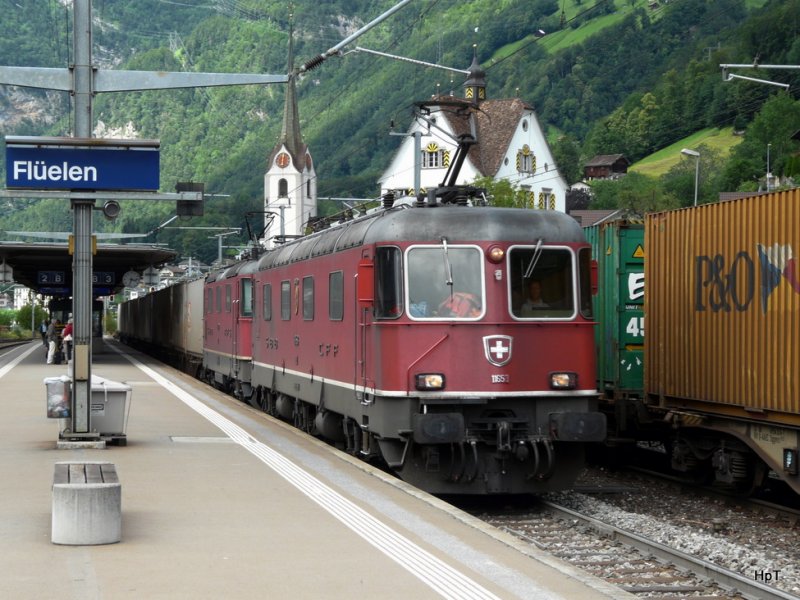 SBB - Re 6/6 11653 + Re 4/4  vor Gterzug bei der Durchfahrt im Bahnhof Flelen am 19.07.2009