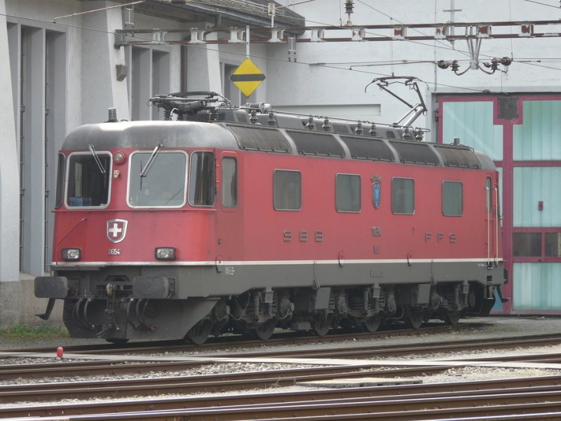 SBB - Re 6/6  11654 vor dem Depot in Erstfeld am 08.04.2009