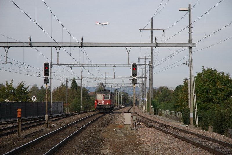 SBB Re 6/6 11664. Am Bhf. Niederglatt (Zrich) kann man Eisenbahnen und Flugzeuge fotografieren, manchmal sogar beides in einem Bild. 10.10.2006