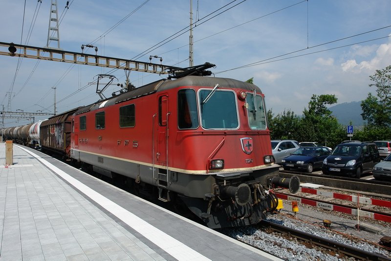 SBB Re4/4 II 11247. Der neue Bahnsteig im Bhf. STEIN Sckingen gibt einen guten Vordergrund ab. Der Gterzug donnert auf Gleis 2 durch die Baustelle am 4.6.2007.