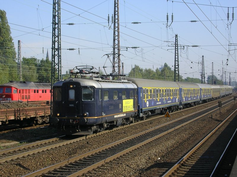 SBB Re4/4I fast Standard-Lok vor dem SZ zum Eurostrand Mosel,Durchfahrt in Bochum Ehrenfeld.(26.09.2008)
