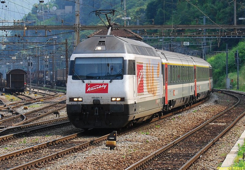 SBB Re460 021 werbe  Kambly  hauling the IR2159 enters in Bellinzona Station on the 21st of June in 2008