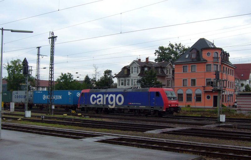 SBB Re482 037-9 durchfhrt Bhf Offenburg am 21. August 2007