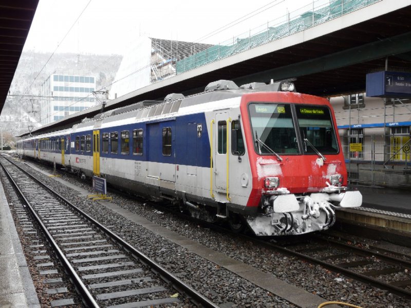 SBB - Regio von Biel/Bienne nach La Chaux de Fonds, vorne mit dem Triebwagen RBDe 4/4 560 074-7 + 1 Personenwagen 2 Kl. + 1 Personenwagen 1+2 Kl. sowie hier am Schluss der Stossende Triebwagen RBDe 4/4 560 062-2 im Bahnhof von Biel/Bienne am 22.11.2008