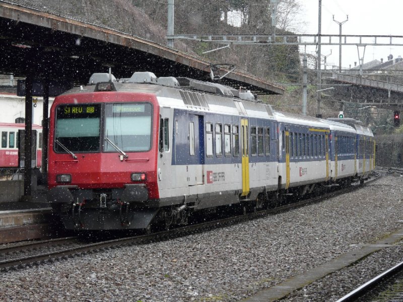 SBB  - Regio mit RBDe 4/4 560 075-4 nach Villeneuve bei leichtem Schnnefall im Bahnhof von Vevey am 24.03.2008