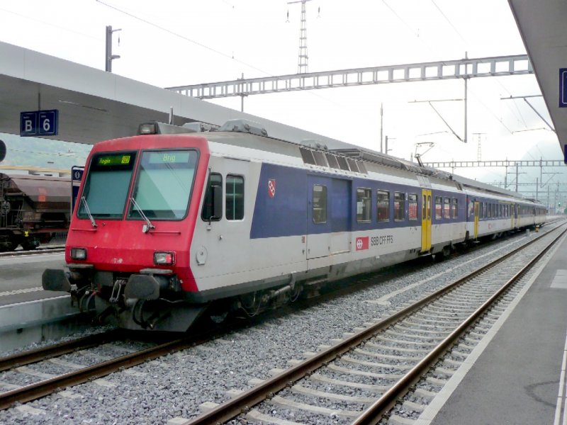 SBB - Regio nach Brig mit dem Triebwagen RBDe 4/4 560 083-8 und AB + B + Bt im Bahnhof von Visp am 01.09.2008